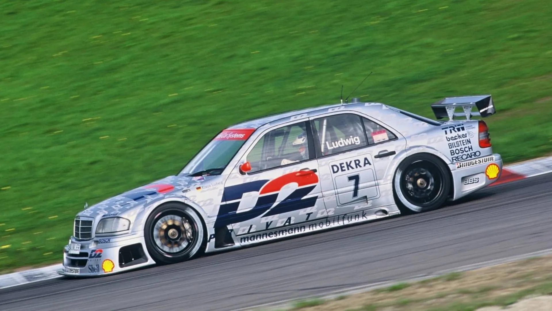 Il pilota tedesco Klaus Ludwing con la sua Mercedes Classe C V6 al Nürburgring, quarta tappa del DTM 1994 Il pilota tedesco Klaus Ludwing con la sua Mercedes Classe C V6 al Nürburgring, quarta tappa del DTM 1994